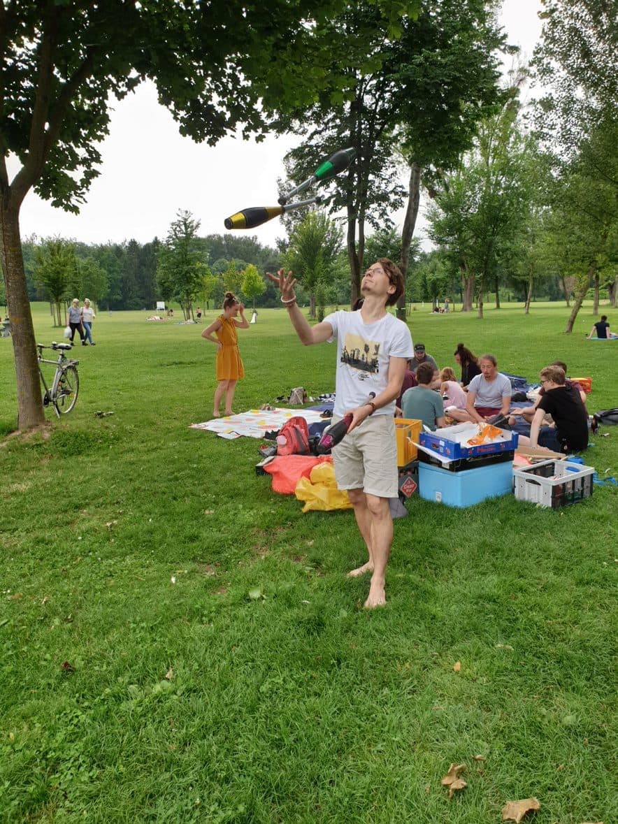 Cloudflighter juggles