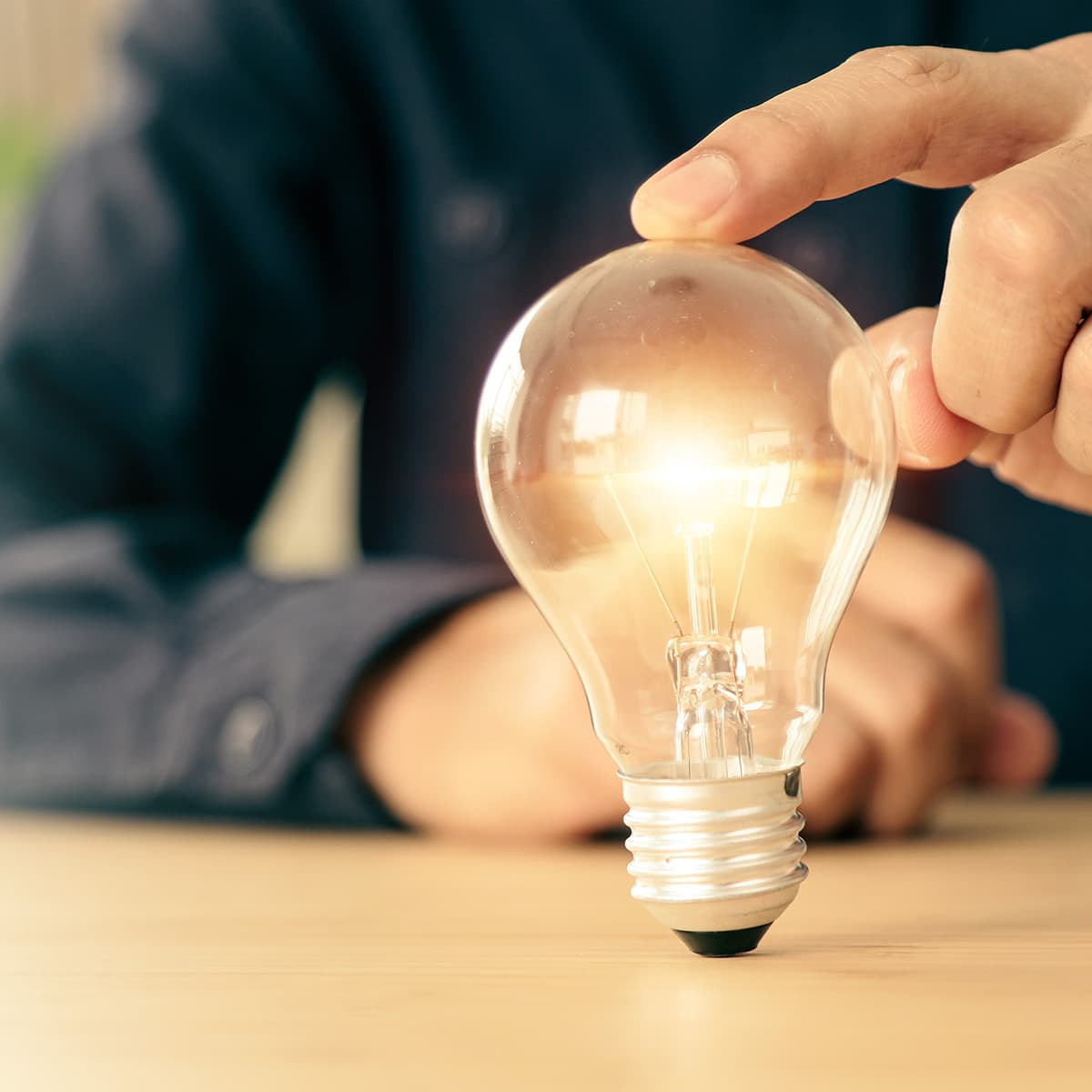 Light bulb idea Manage knowledge